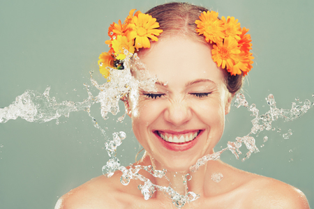 ¿Quieres mejorar tu piel para estar espectacular este verano? Mujer hidratándose para mejorar la piel este verano