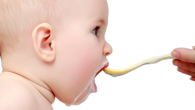 Futura mamá o recién mamá, te contamos porque es importante la nutrición del bebé. Bebé comiendo papilla
