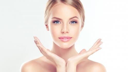 Peeling Facial Mujer con piel rejuvenecida, suave e hidratada tras hacerse un peeling facial