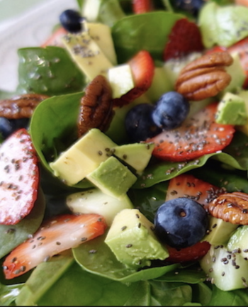 Talleres de comida sana Deliciosa ensalada con aguacate, arándanos, fresa, nueces y canónigos