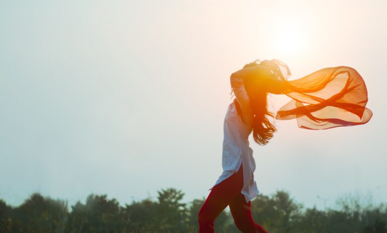 Mujer corriendo por el campo, libre de penas, sin estrés, sin ansiedad, sin fatiga y completa del mejor ingrediente, la felicidad.