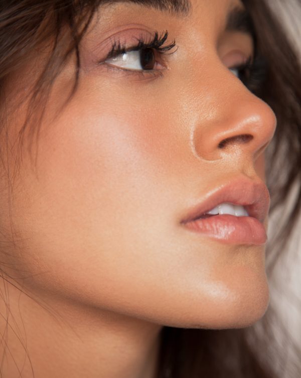 13 consejos de como pintarse los labios y luzcan increíbles. Rostro de mujer con labios carnosos