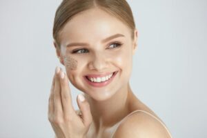 Mujer exfoliando su cara