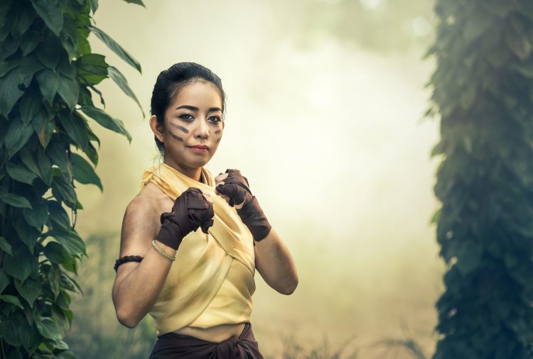 Entrenamiento físico: 4 entrenamientos para fortalecer tu cuerpo Mujer entrenando Body combac