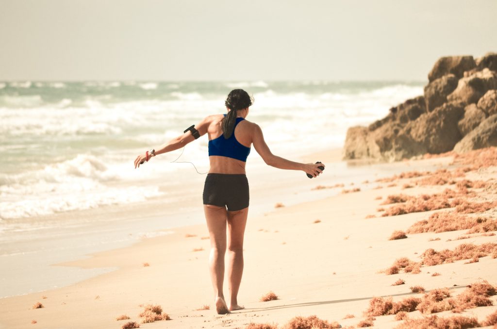 Chica caminando por la playa