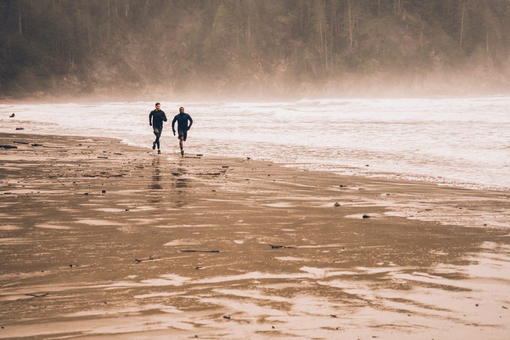 Chicos corriendo en la playa