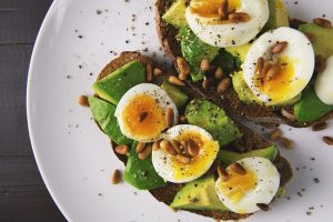 Tostadas de aguacate con huevo duro Tostadas de aguacate con huevo duro, uno de los alimentos que puedes comer antes de entrenar