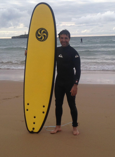 Las 4 técnicas milenarias que aportan fuerza, flexibilidad, equilibrio, resistencia y autocontrol. Gabriel Teves, Reebok Personal Trainer con una tabla de Surf