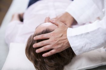 La relación entre estrés y la energía que no vemos Marter OH asistiendo a un paciente