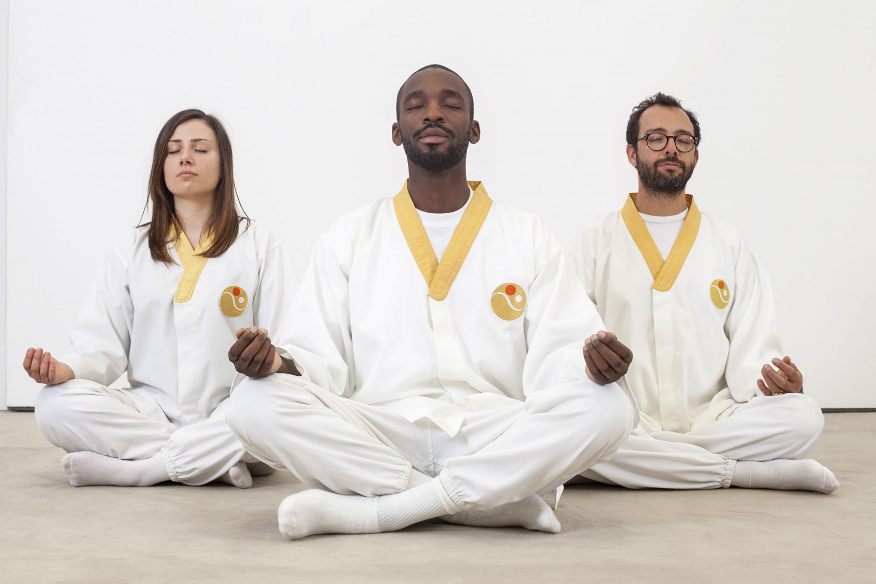 ¿Qué son los cánticos y cómo pueden ayudarte a mejorar tus niveles de energía? Personas meditando