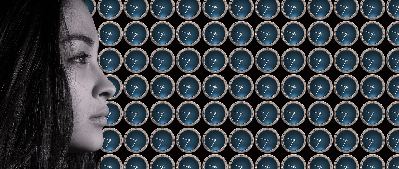 ¿Por qué la vuelta a la rutina nos supone un mayor esfuerzo mental y físico? Mujer observando varios relojes