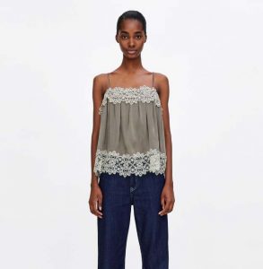 Guapa mujer negra llevando una blusa y un vaquero con los colores de otoño Guapa mujer negra llevando una blusa y un vaquero con los colores de otoño