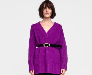 Mujer llevando un jersey color lila, con los colores de otoño Jersey lila, color de tendencia otoño 2018