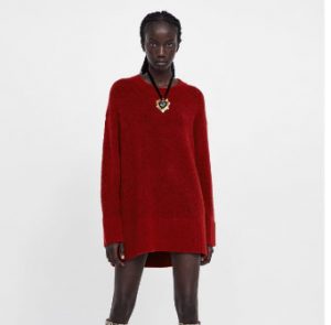 Mujer negra que lleva un jersey con los colores de otoño Mujer negra que lleva un jersey con los colores de otoño