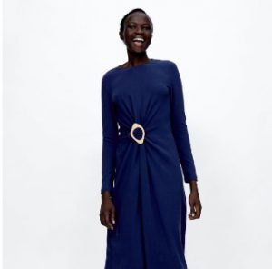 Mujer negra llevando un vestido con los colores de otoño Mujer negra llevando un vestido con los colores de otoño