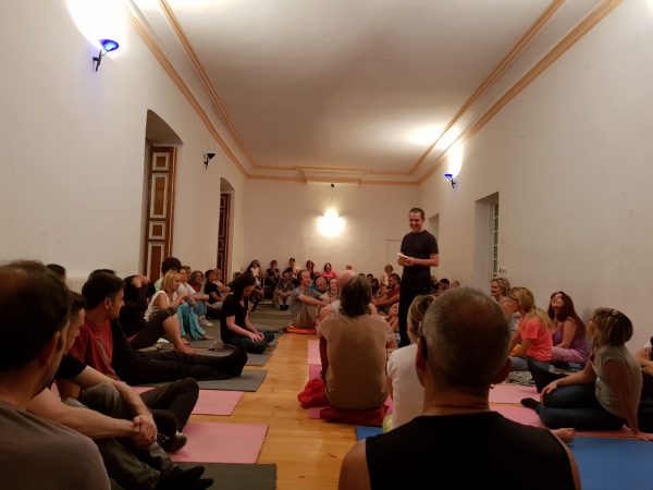 YOGA Y MEDITACION PARA HETEROS Y COLECTIVO LGTB. Yoga y meditación que se imparte para heteros y colectivo LGTB