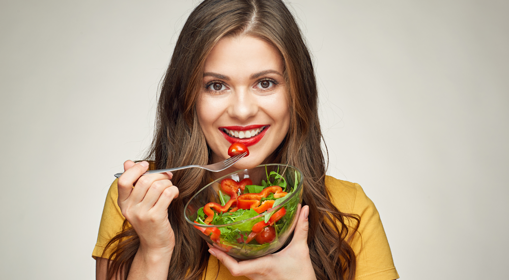 Mujer con boll de ensalda Como Comer