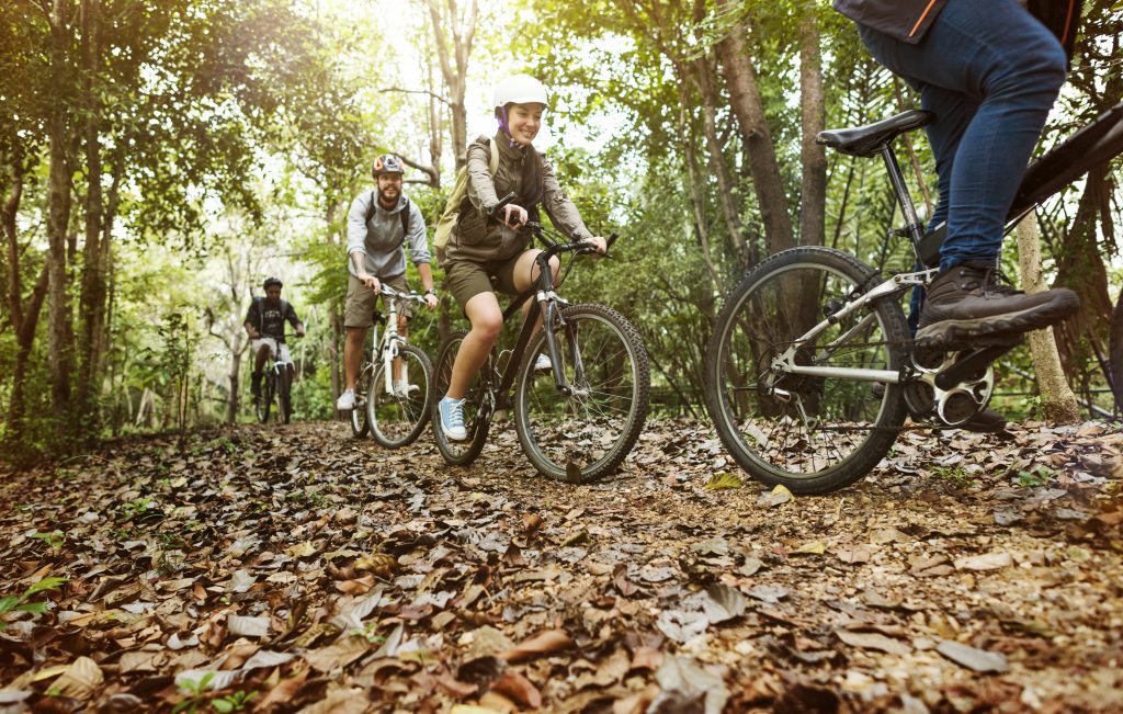 Grupo de amigos montando en bicicleta