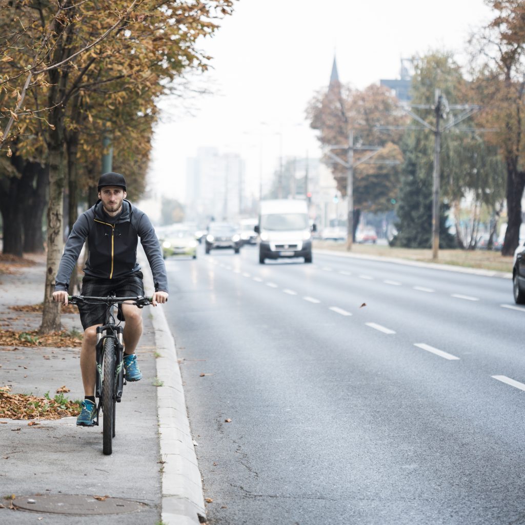 hombre montando en bicicleta por la ciudad