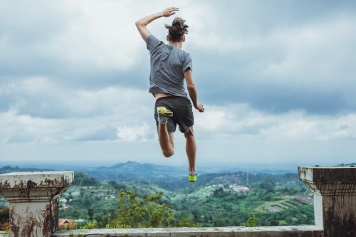 ¿Es importante la fuerza de voluntad para adquirir un hábito? Un joven deportista coge el hábito de entrenar independientemente de si está de vacaciones.