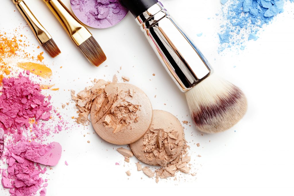 Imagen de varias brochas de maquillaje y cosméticos en polvo. Cosméticos, un producto con tiempo de vida