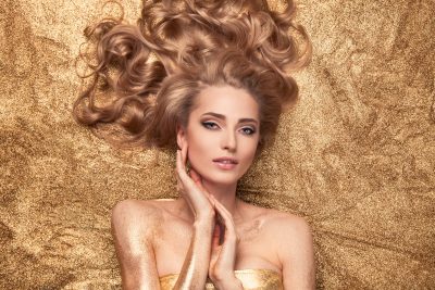 4 Tips de maquillaje Mujer hermosa maquillada con tonos oros