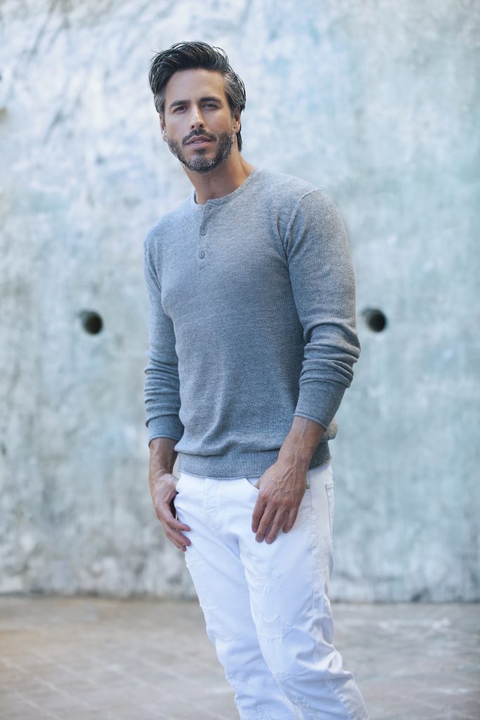 Hombre posando con ropa casual Raúl Olivo, actor y portada de la segunda edición de la revista impresa y digital, Revista Bfit