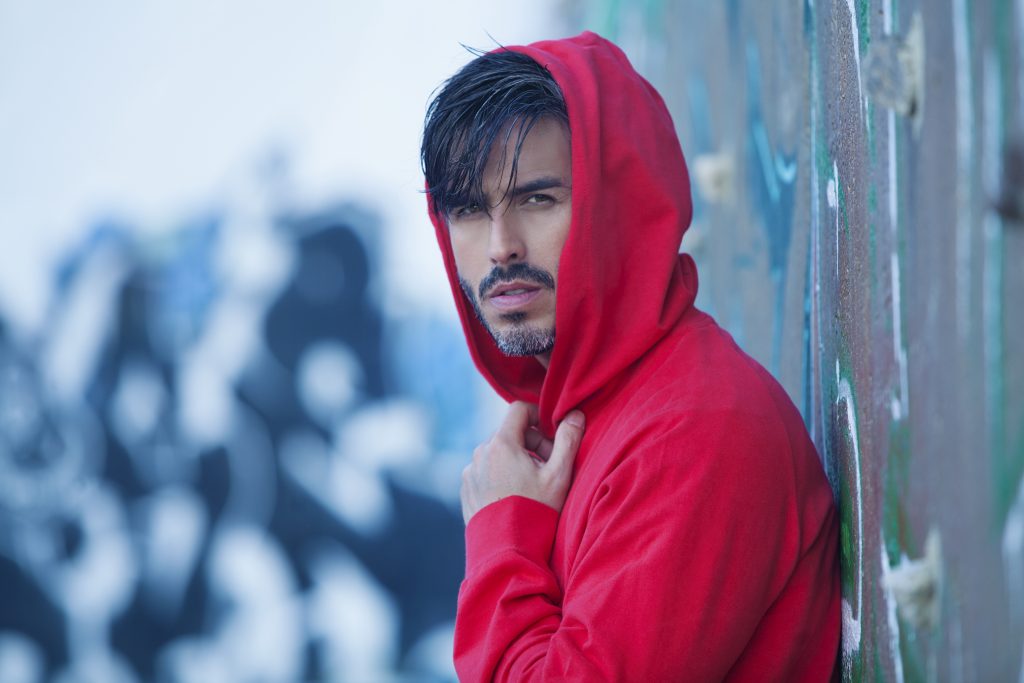 Hombre con capucha roja Raúl Olivo, actor y portada de la segunda edición de la revista impresa y digital, Revista Bfit