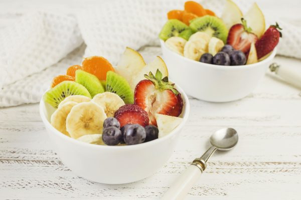 Los 5 alimentos que puedes comer antes de entrenar Porciones de fruta cortada