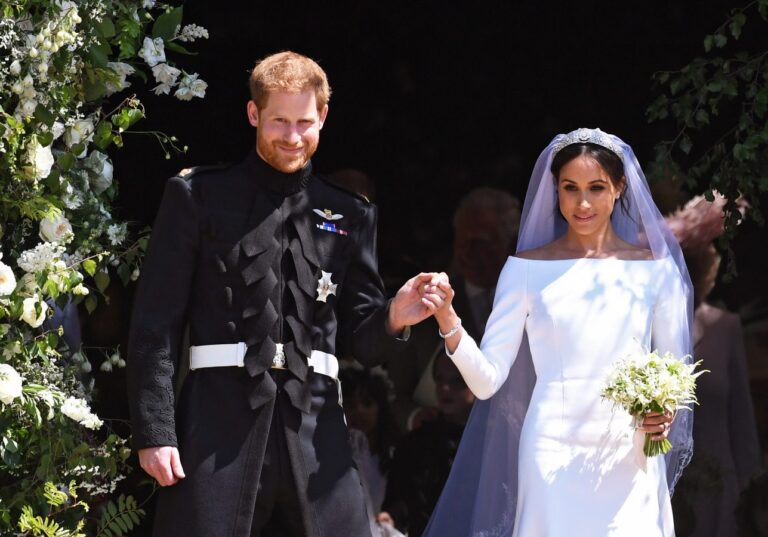 Meghan Markle, luciendo un maquillaje natural y deslumbrante junto a su marido, el príncipe Harry, el día de su boda