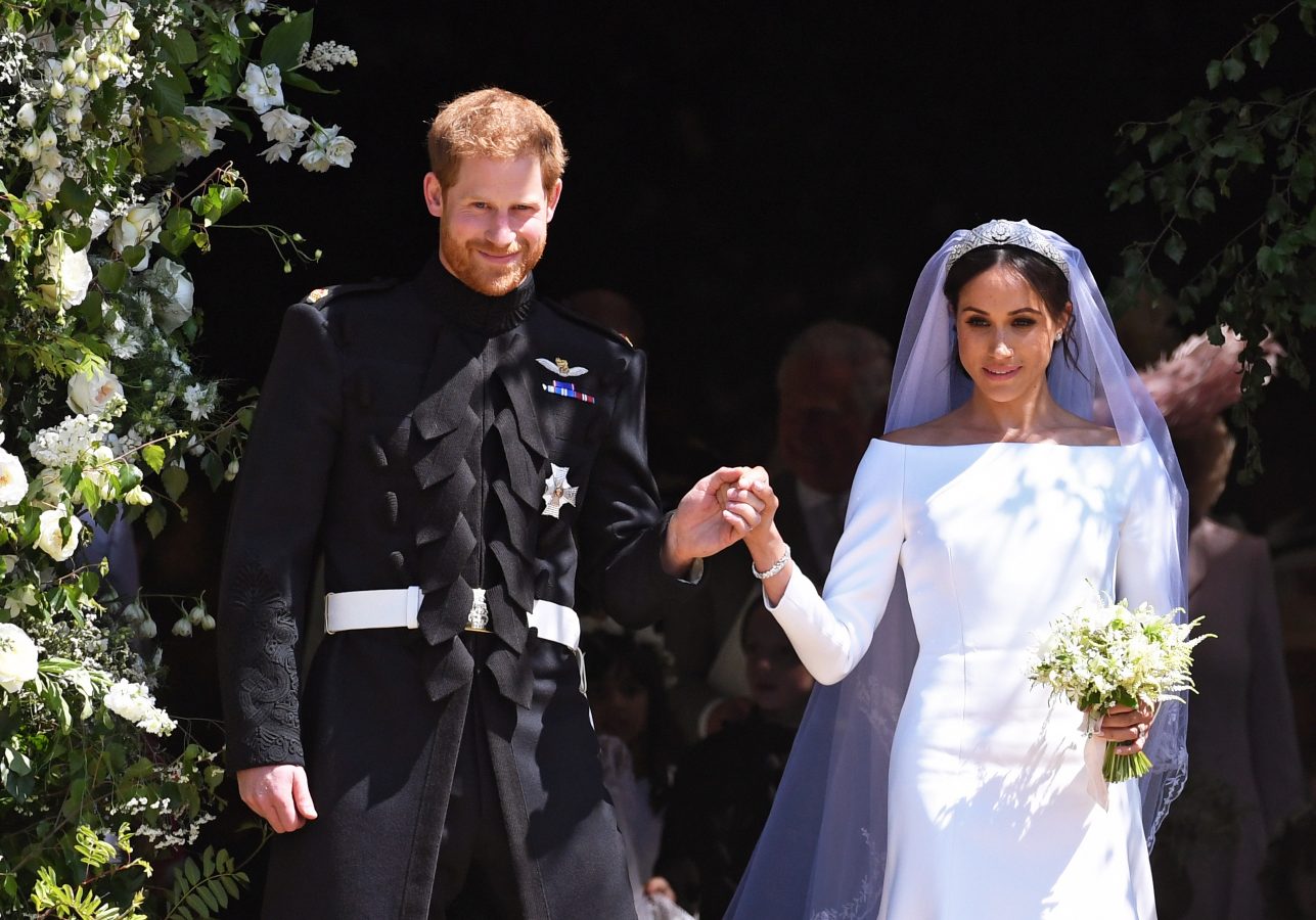 Cómo conseguir un maquillaje natural y deslumbrante como Meghan Markle Meghan Markle, luciendo un maquillaje natural y deslumbrante junto a su marido, el príncipe Harry, el día de su boda