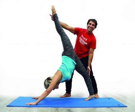 ¿Qué es un Wellness Coach?, ¿tienes ya uno? Gabriel Teves, wellness coach, aparece realizando ejercicio físico con una clienta