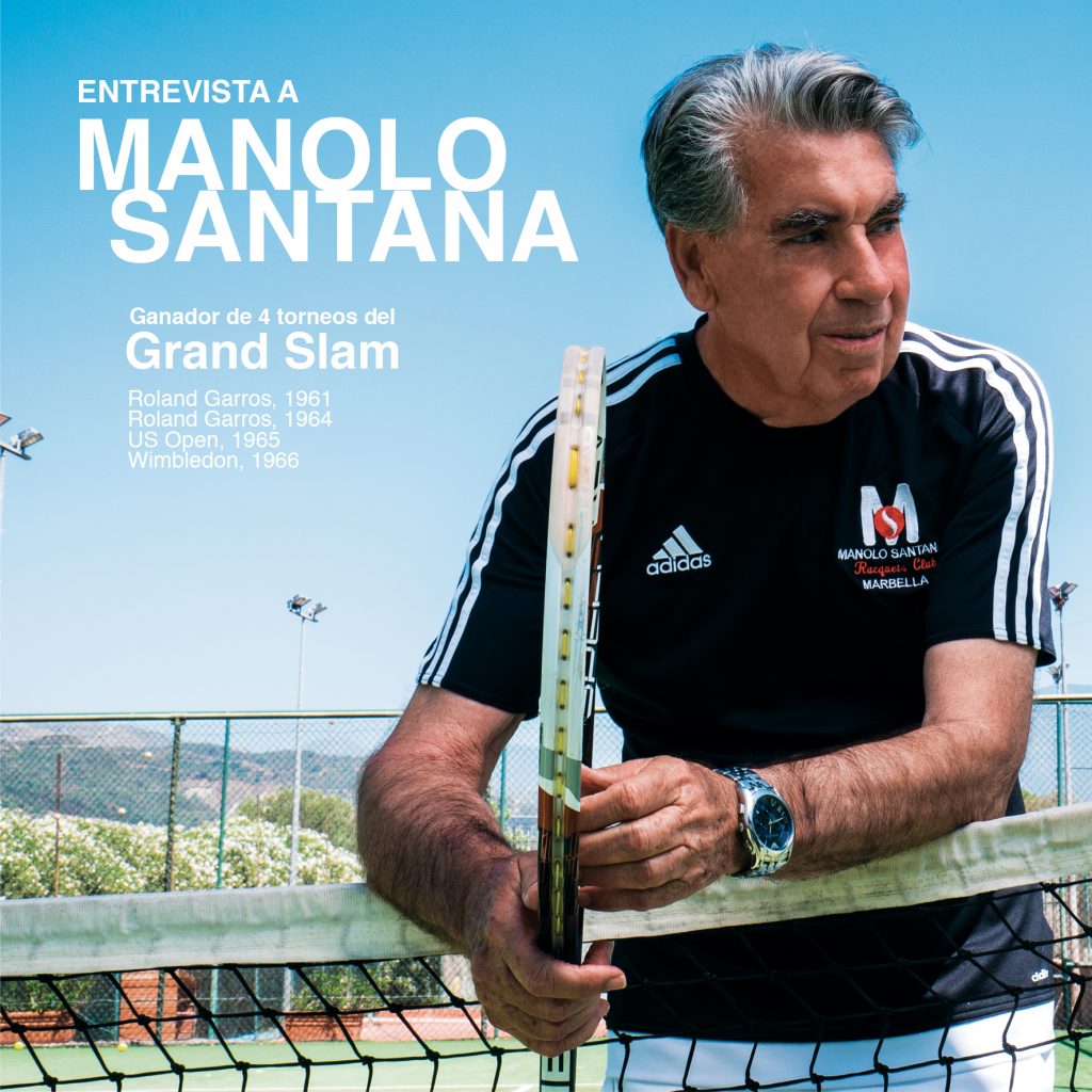 Hombre apoyado sobre una red de tenis Manolo Santana ídolo del tenis español