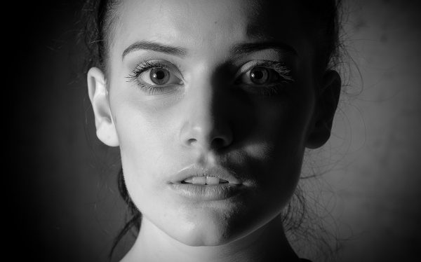 ¿LAS EMOCIONES Y ENFERMEDAD VAN UNIDAS? Mujer joven y guapa con mirada fija
