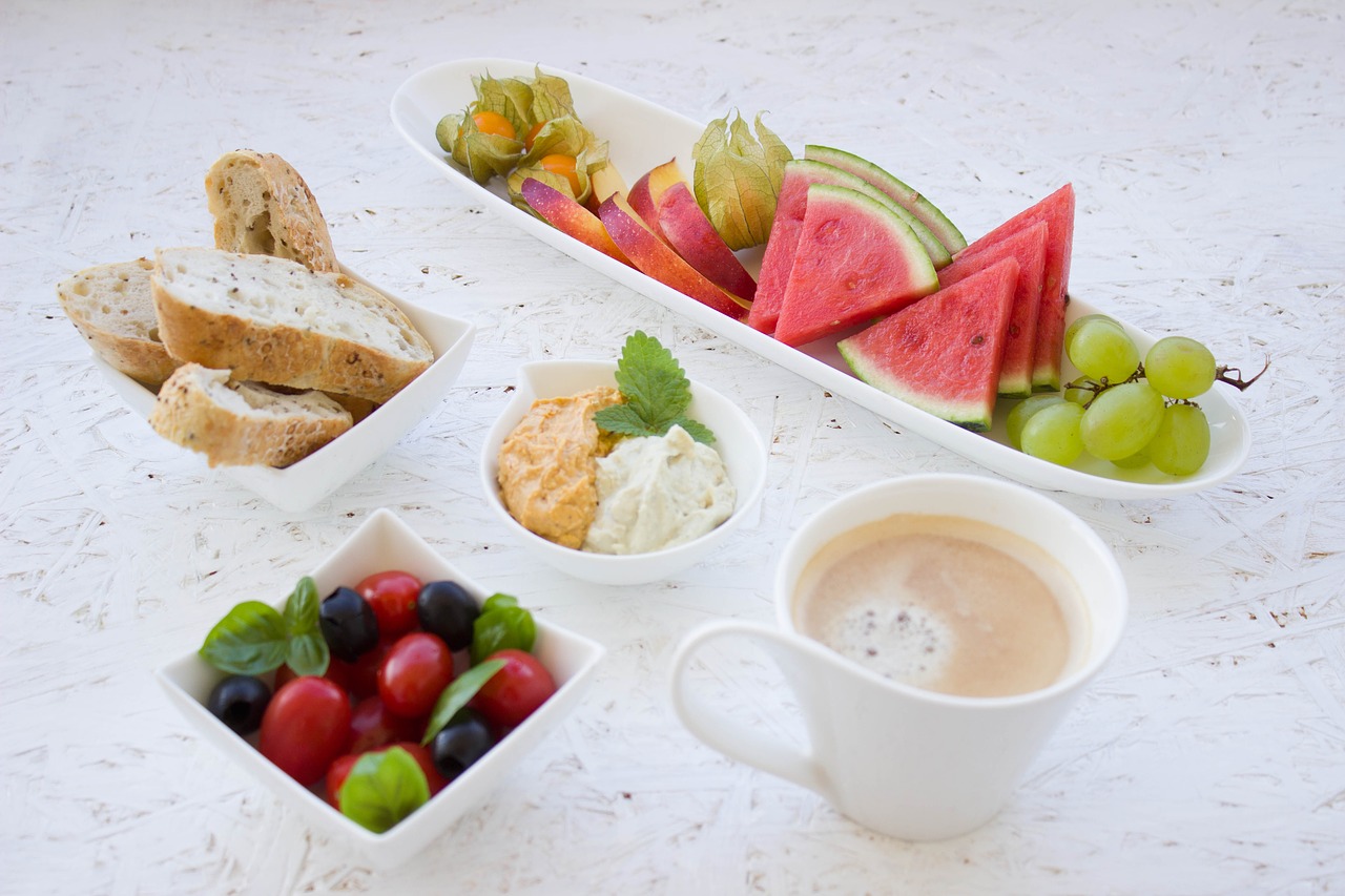 8 trucos para comer sano y rápido desayuno variado y nutritivo con fruta, pan y café