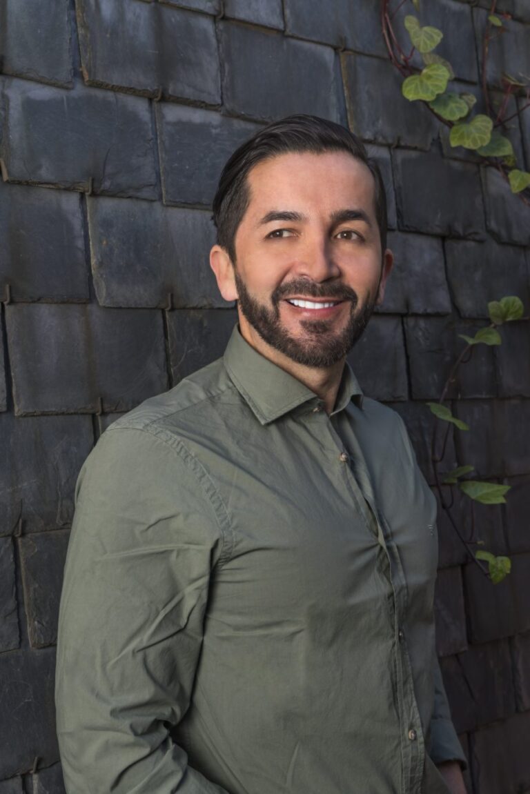 Franz Serrano sonriendo durante la entrevista
