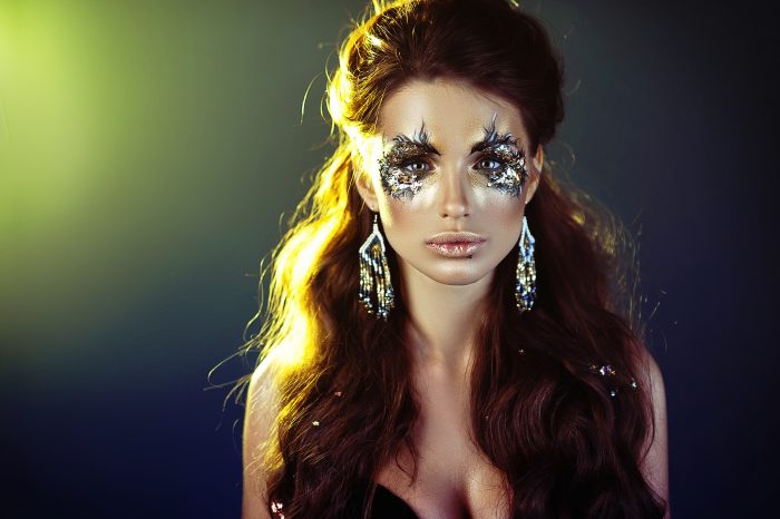 10 pasos para lograr un buen maquillaje de ojos y rostro Mujer con maquillaje de ojos radiantes