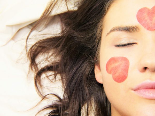 PRX-ELEKTRA: La Suma de Tratamiento Regenerativo + Antiedad Mujer relajada con tratamiento regenerativo fácil en su rostro