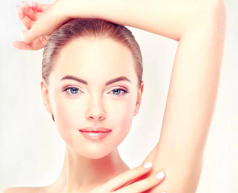 ¿Qué láser es el más adecuado para tu tipo de piel? Tipos de depilación láser:Mujer enseñando una axila suave gracias al laser