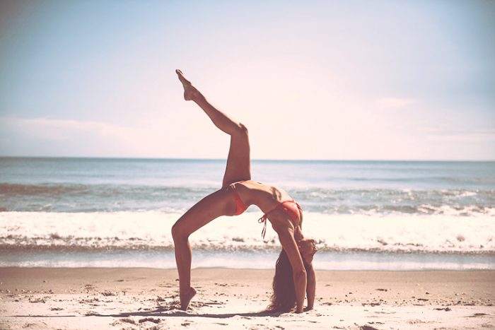 los españoles hace más deporte en verano mujer fitness en la playa