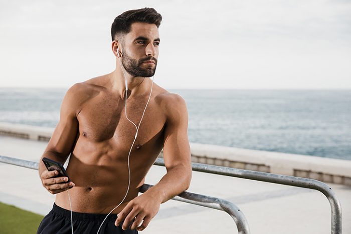 Los mejores consejos para el cuidado personal masculino Hombre guapo que sigue los tips del cuidado personal masculino