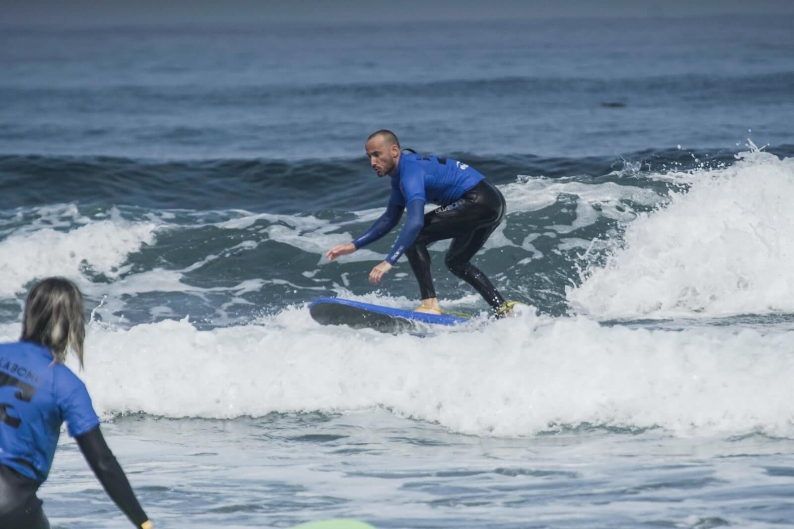 Como me enamoré del surf. Crónica de un aficionado a la vida sana Quique Guijarro nos cuenta desde que edad practica el surf y como aprender a surfear
