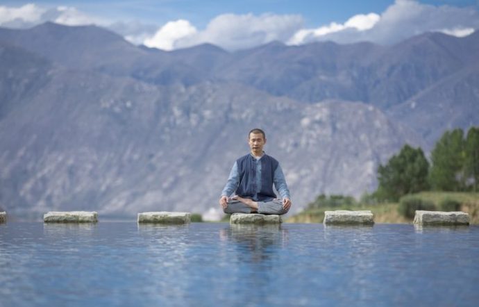 Entérate de qué se trata la meditación trascendental Hombre practicando la meditación trascendental