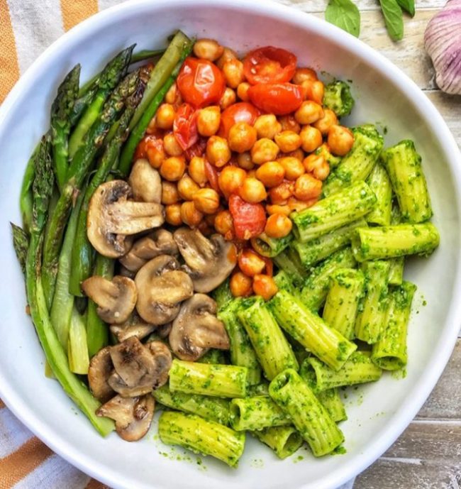 Rigatoni con pesto de rúcula y garbanzos ahumados