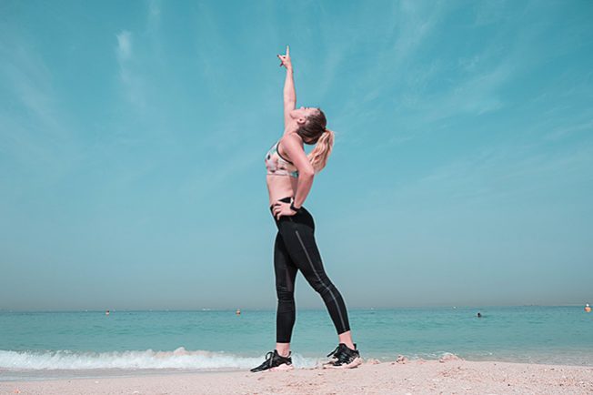 Moldea un cuerpo perfecto con ejercicios fitness para mujeres Mujer feliz con sus ejercicios fitness