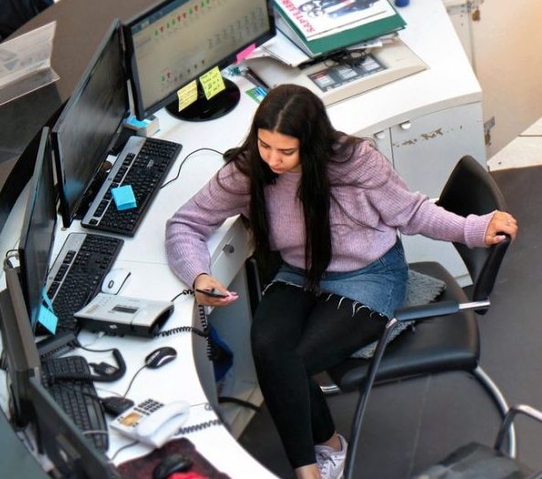 mujer sentada con mala postura