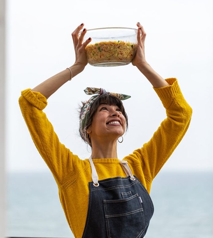 Tomar agua con limón ¡Anímate a este pequeño habito saludable! chinita levantando una ensalada con limón