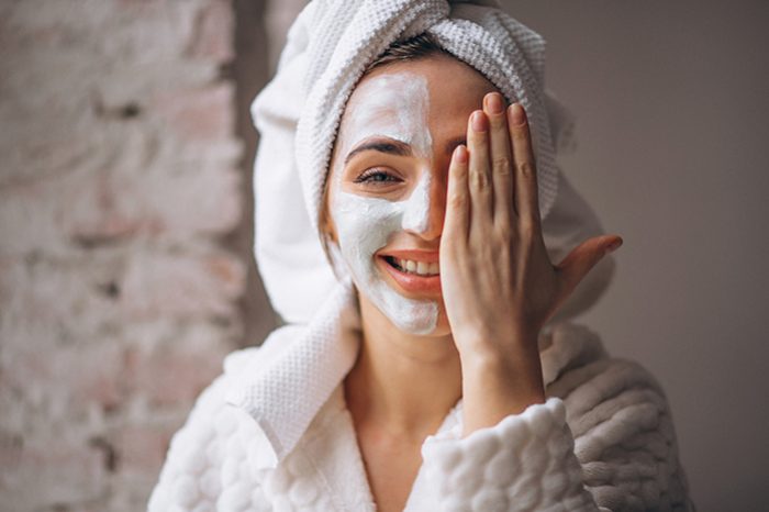 Mascarillas caseras para cerrar poros mujer aplicando mascarillas caseras para cerrar los poros