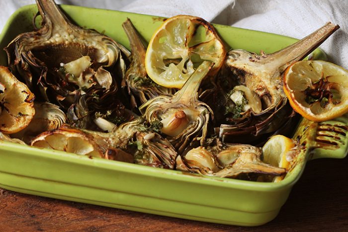 RECETA DE ALCACHOFAS AL HORNO CON MANTEQUILLA, PARMESANO Y AJO RECETA DE ALCACHOFAS