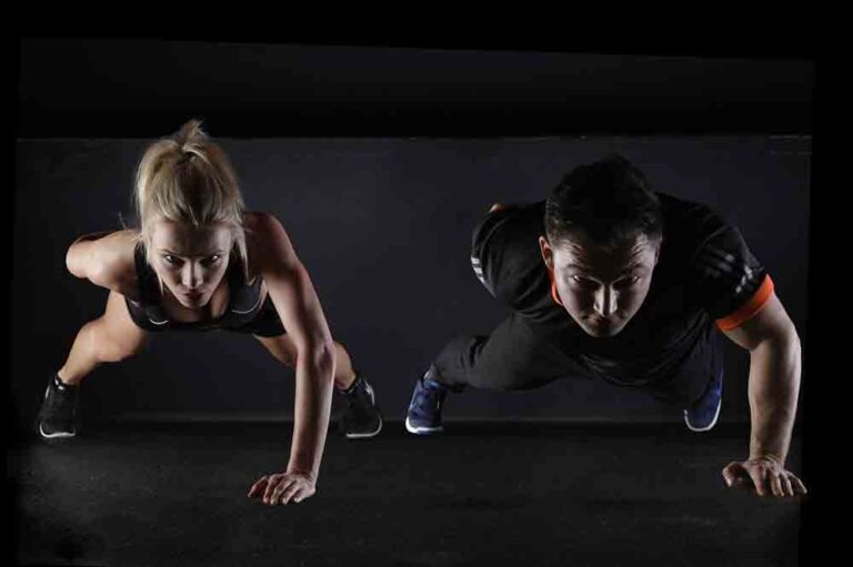 pareja haciendo flexiones